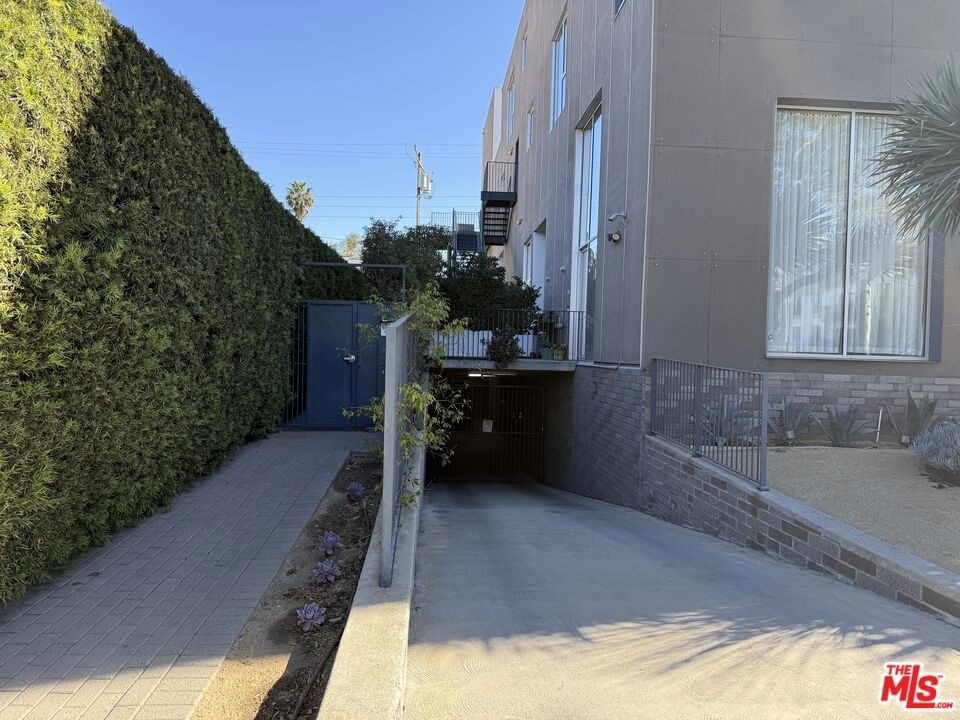 7917 Willoughby Avenue - Photo 31