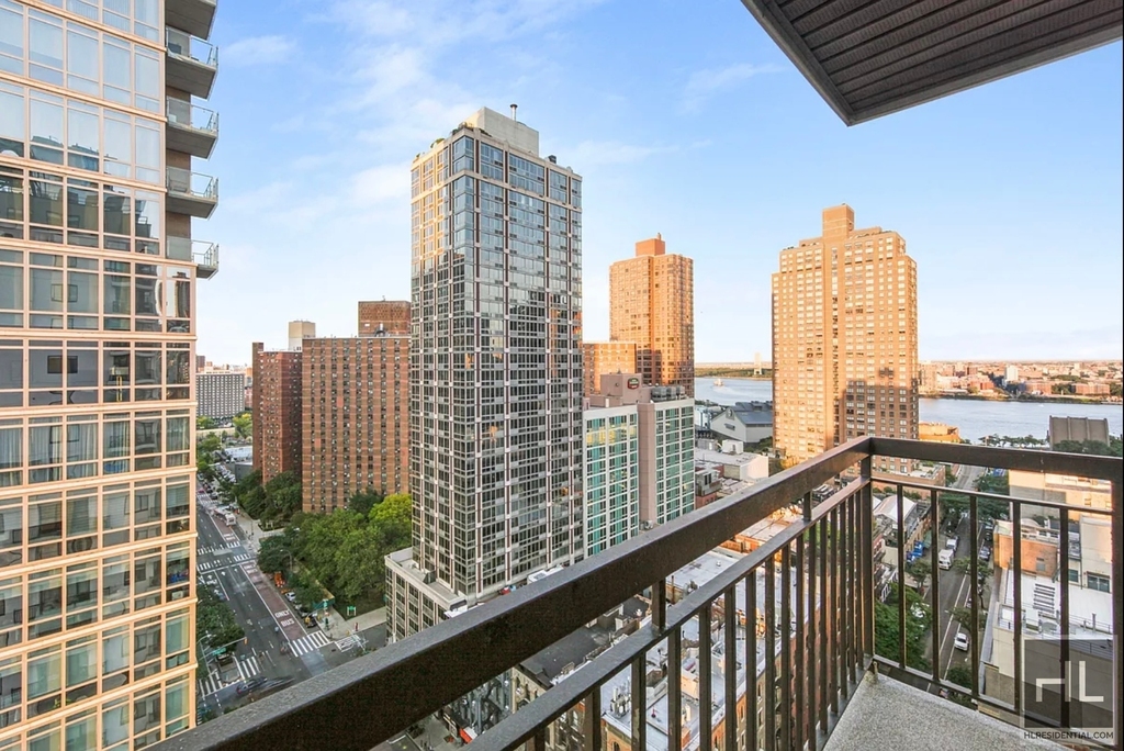 East 91st Street - Photo 8