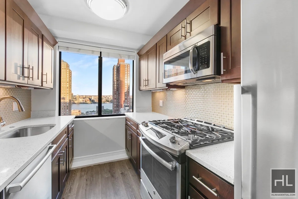East 91st Street - Photo 7