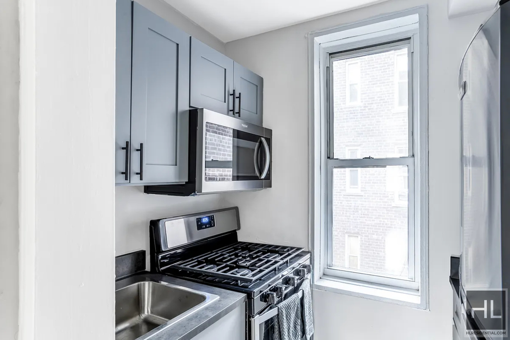 East 58 Street - Photo 1