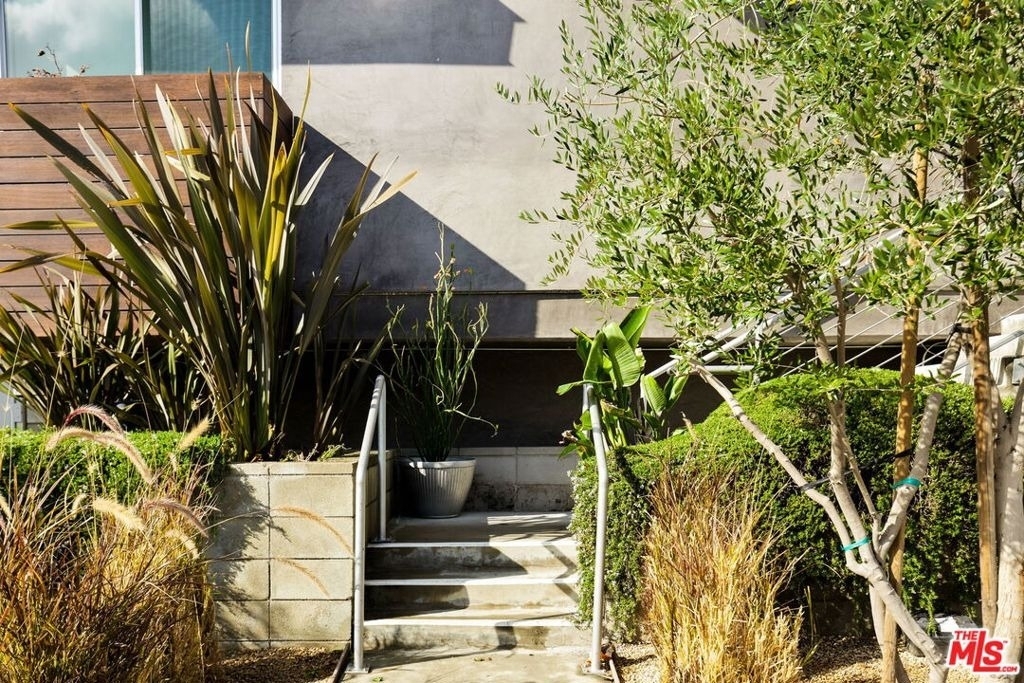 333 S Wilton Place - Photo 2