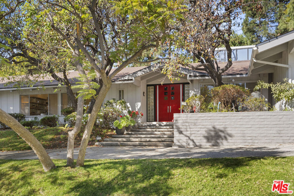 811 N Hillcrest Road - Photo 0