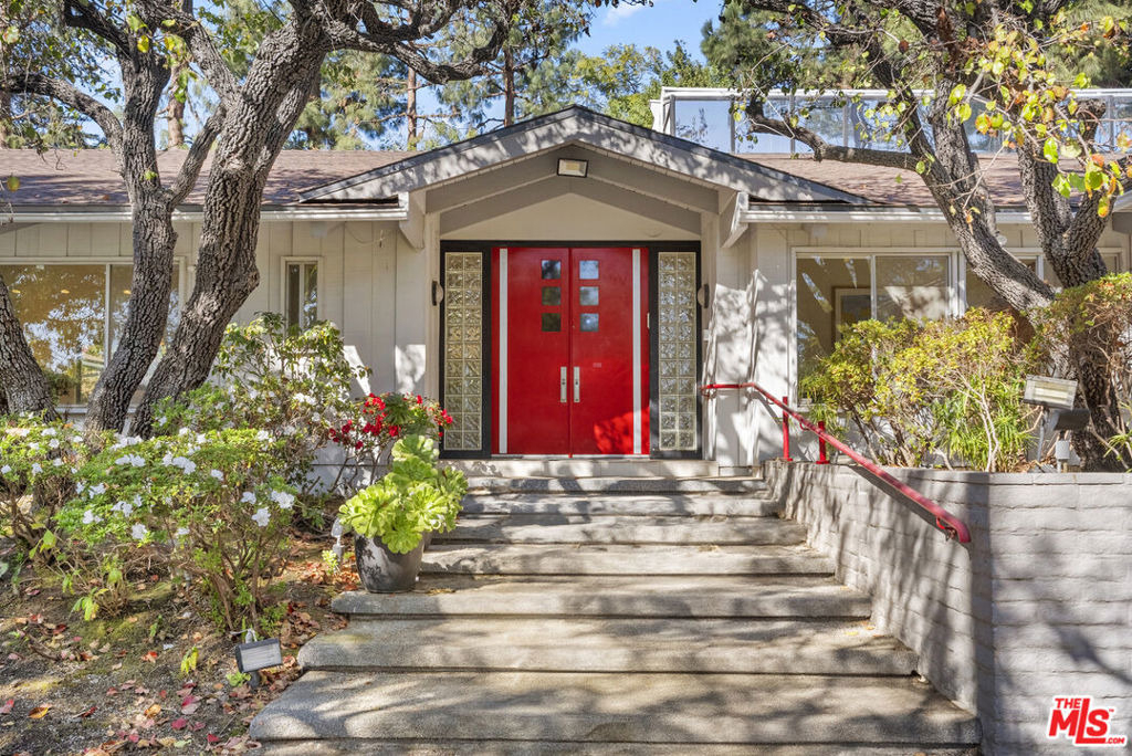 811 N Hillcrest Road - Photo 1