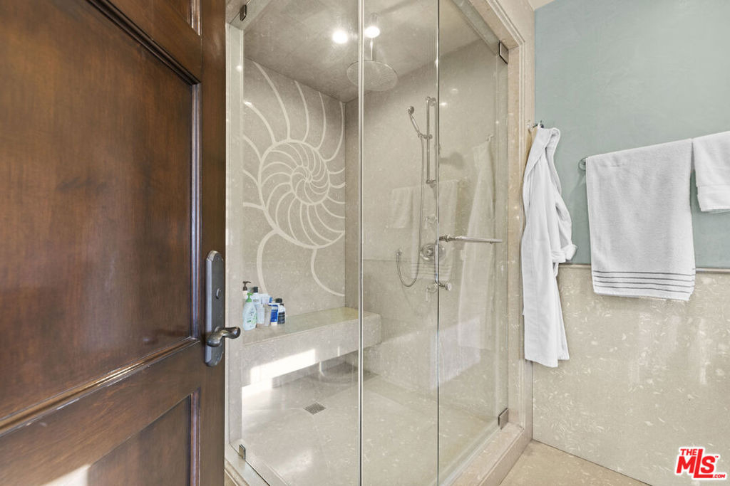 803 N Roxbury Drive - Photo 32