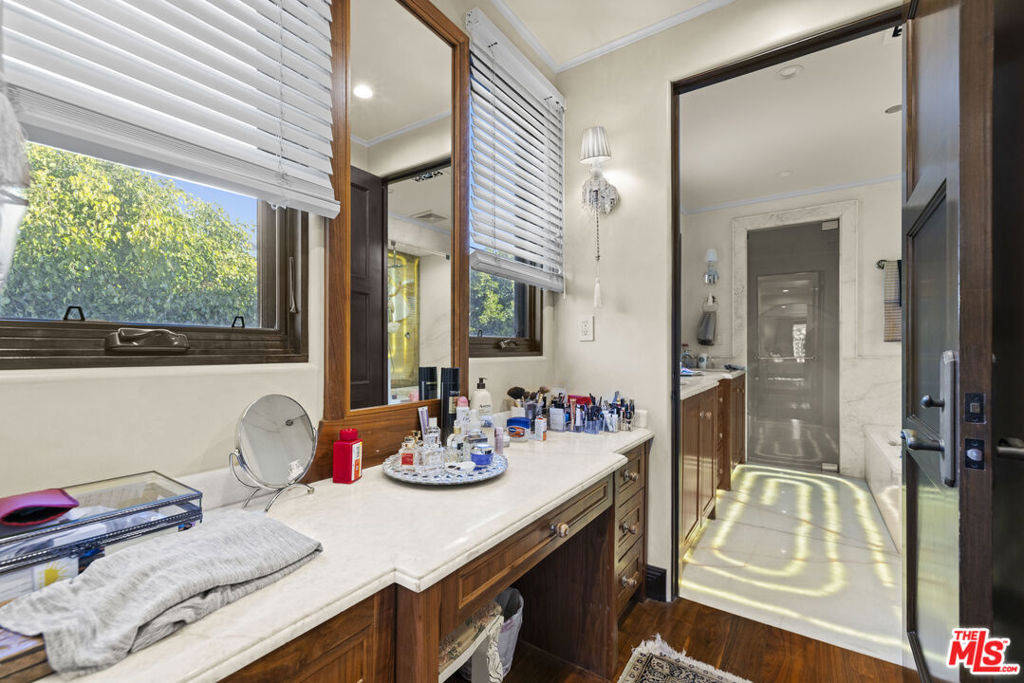 803 N Roxbury Drive - Photo 23
