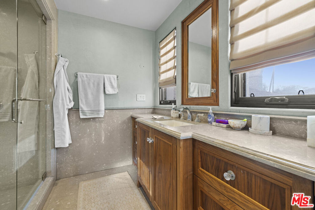 803 N Roxbury Drive - Photo 31
