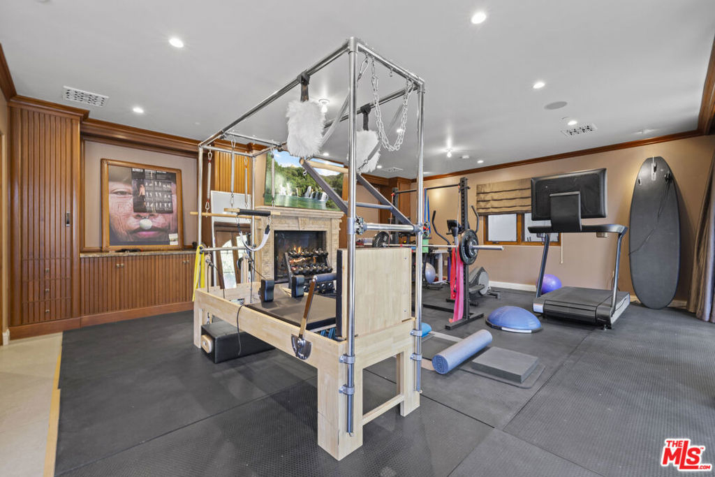 803 N Roxbury Drive - Photo 46