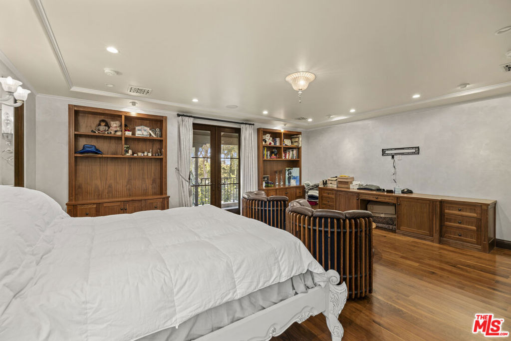 803 N Roxbury Drive - Photo 17
