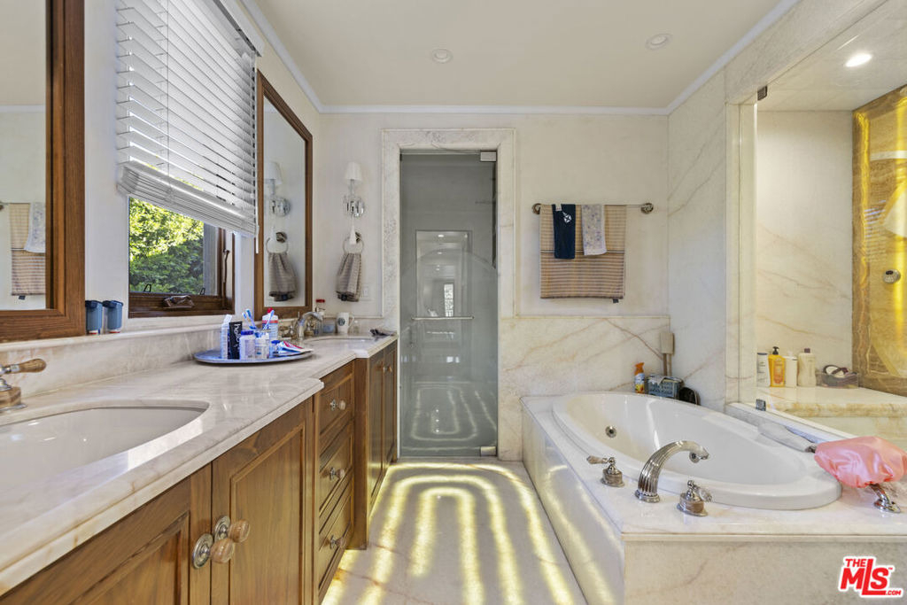 803 N Roxbury Drive - Photo 25