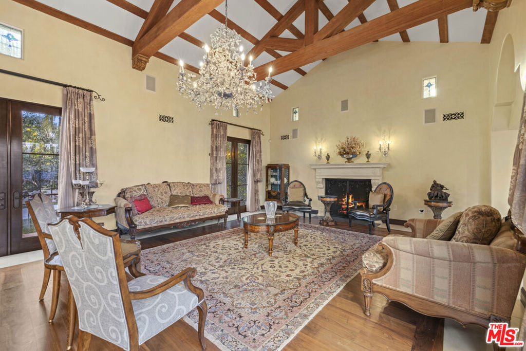 803 N Roxbury Drive - Photo 2