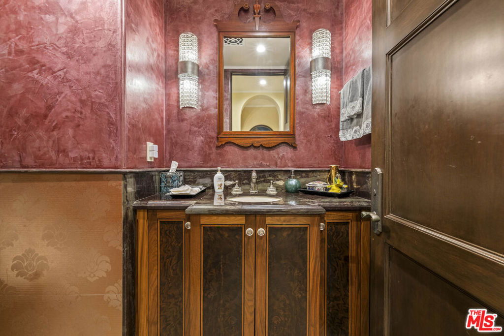 803 N Roxbury Drive - Photo 11