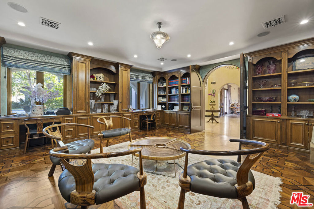 803 N Roxbury Drive - Photo 35