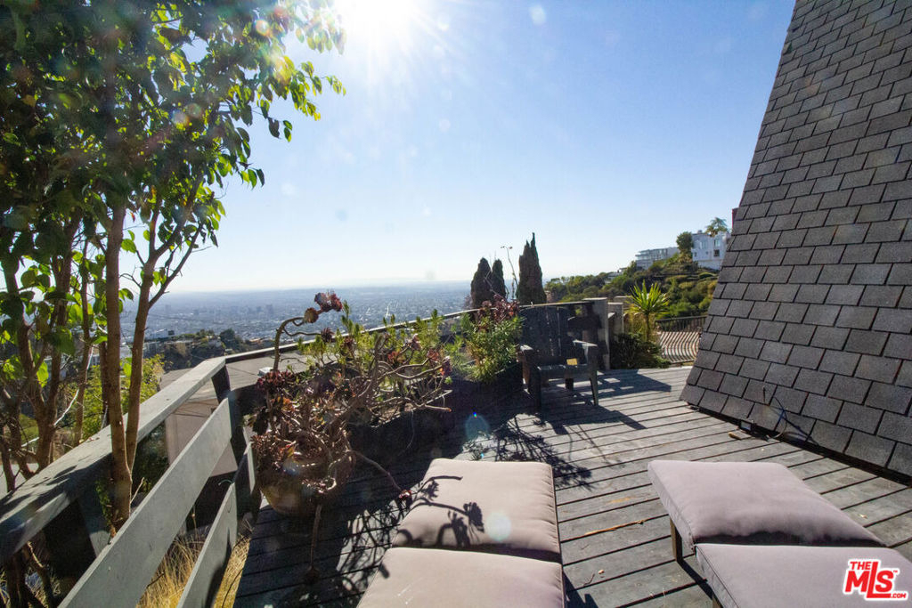 2144 Sunset Plaza Drive - Photo 38