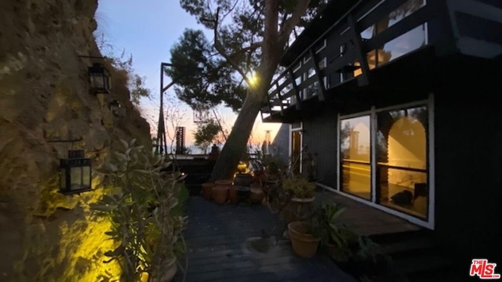 2144 Sunset Plaza Drive - Photo 35