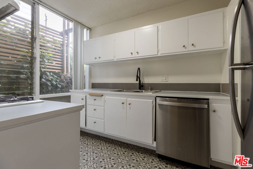 11133 Rose Avenue - Photo 14