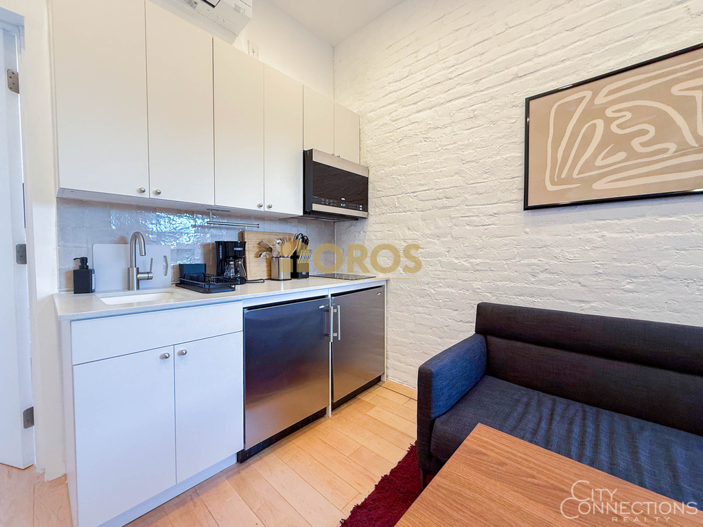 322 East 11th Street - Photo 2