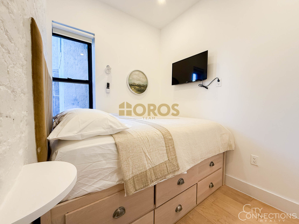 322 East 11th Street - Photo 6
