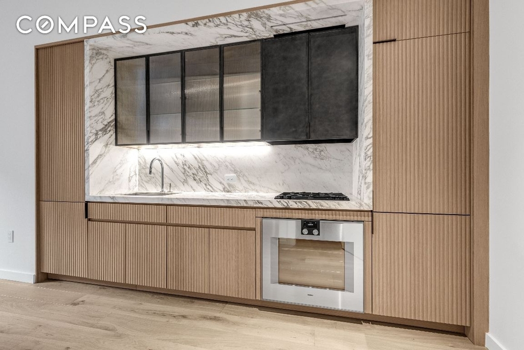 135 E 47th Street - Photo 3