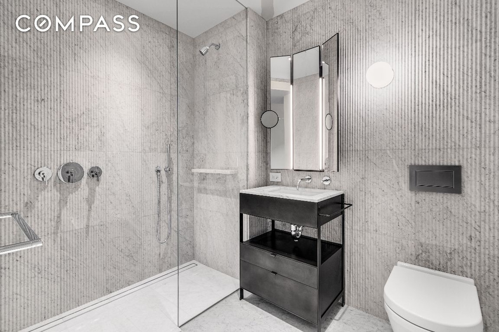 135 E 47th Street - Photo 2