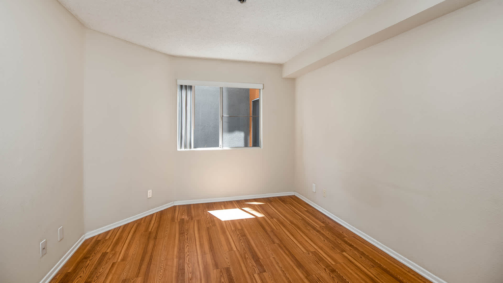 4920 Van Nuys Blvd - Photo 11