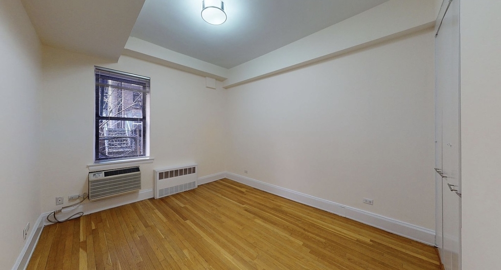 305 West 13th Street - Photo 2