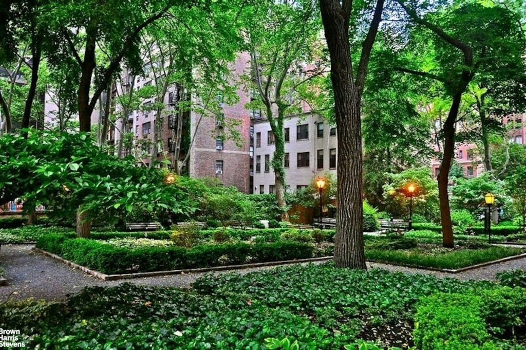 304 E 41st Street - Photo 2