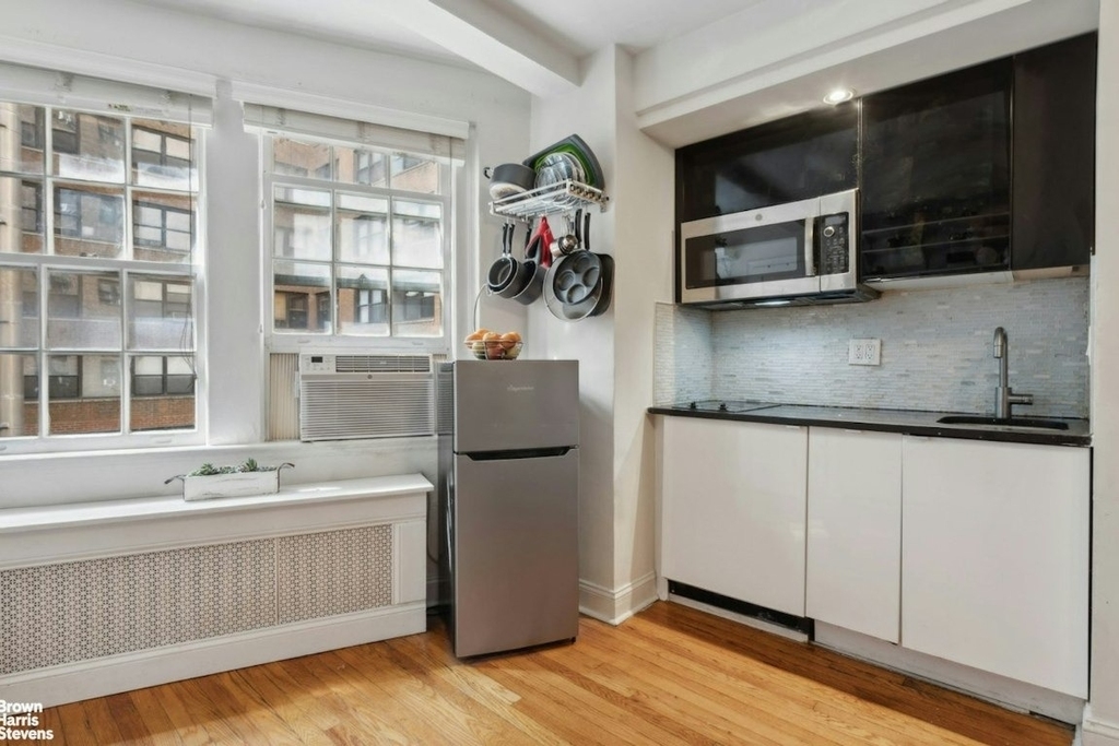 304 E 41st Street - Photo 4