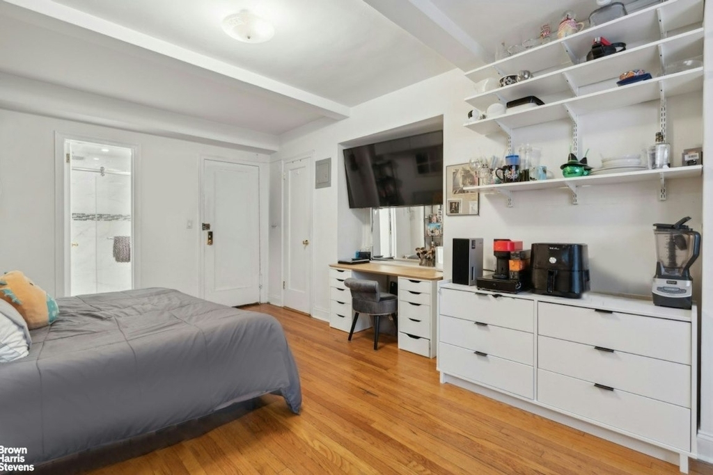 304 E 41st Street - Photo 7