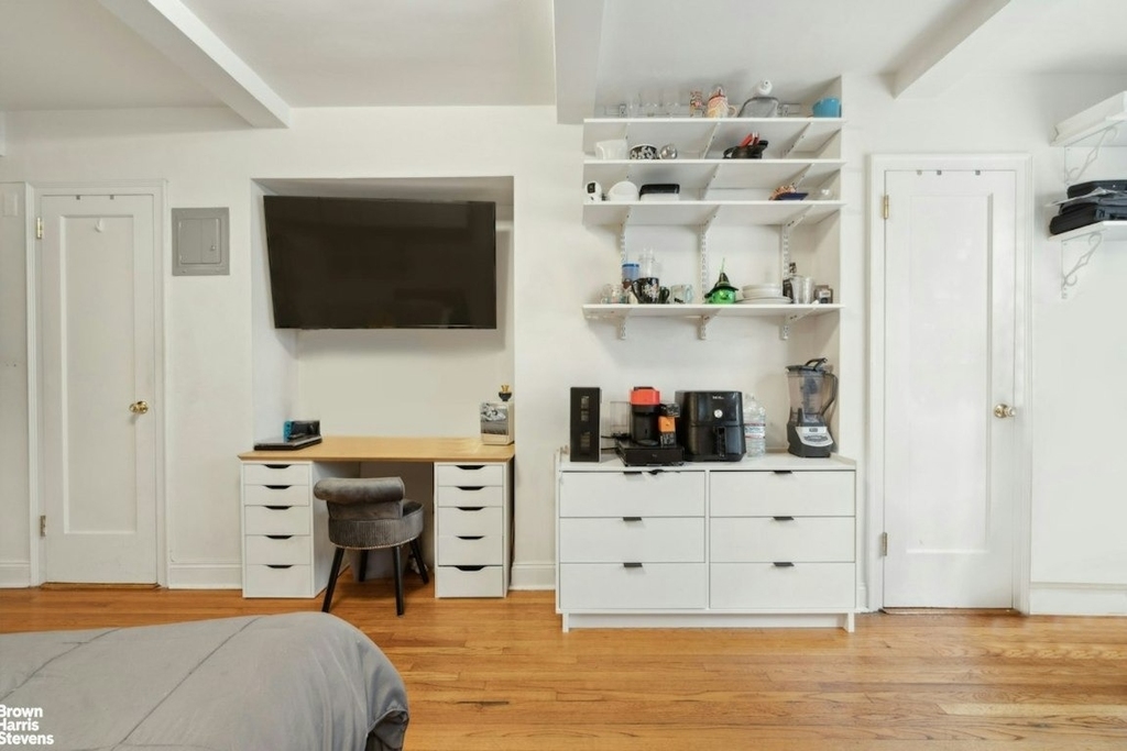304 E 41st Street - Photo 8