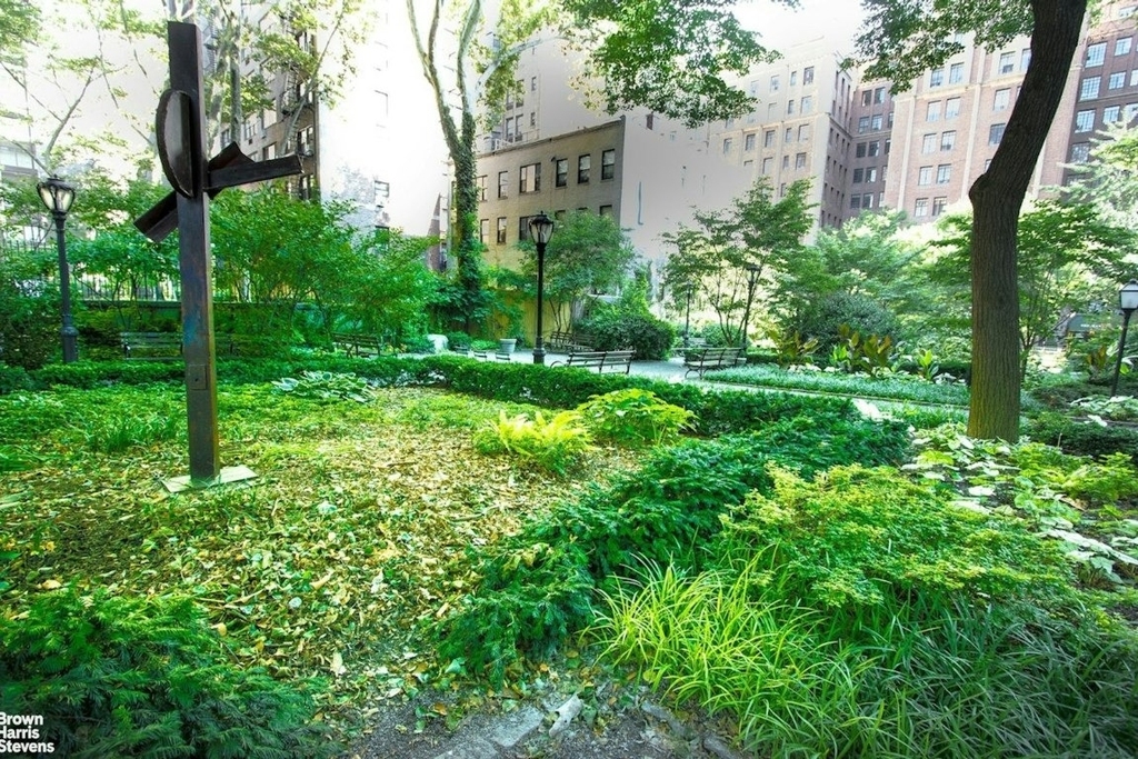 304 E 41st Street - Photo 3