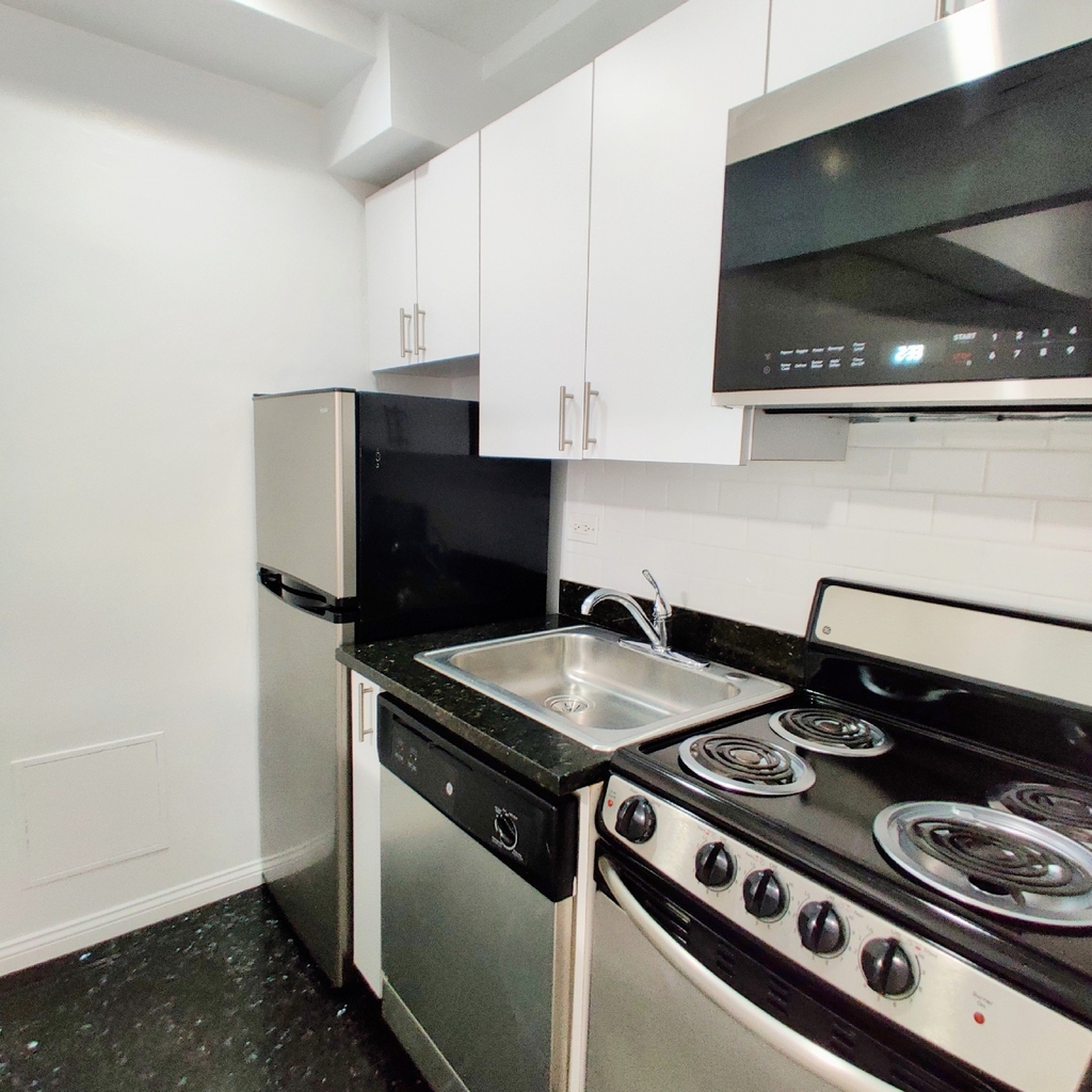 Broadway/ 72 - Photo 1