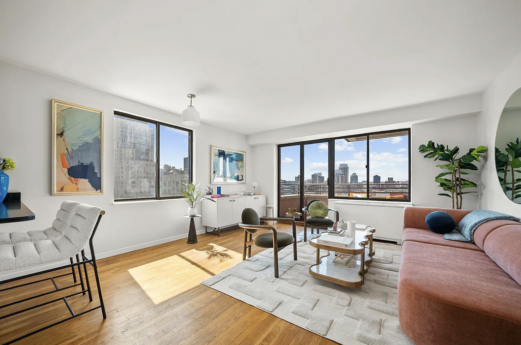 7th Avenue - Photo 0