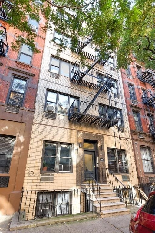 306 E 89th Street - Photo 1