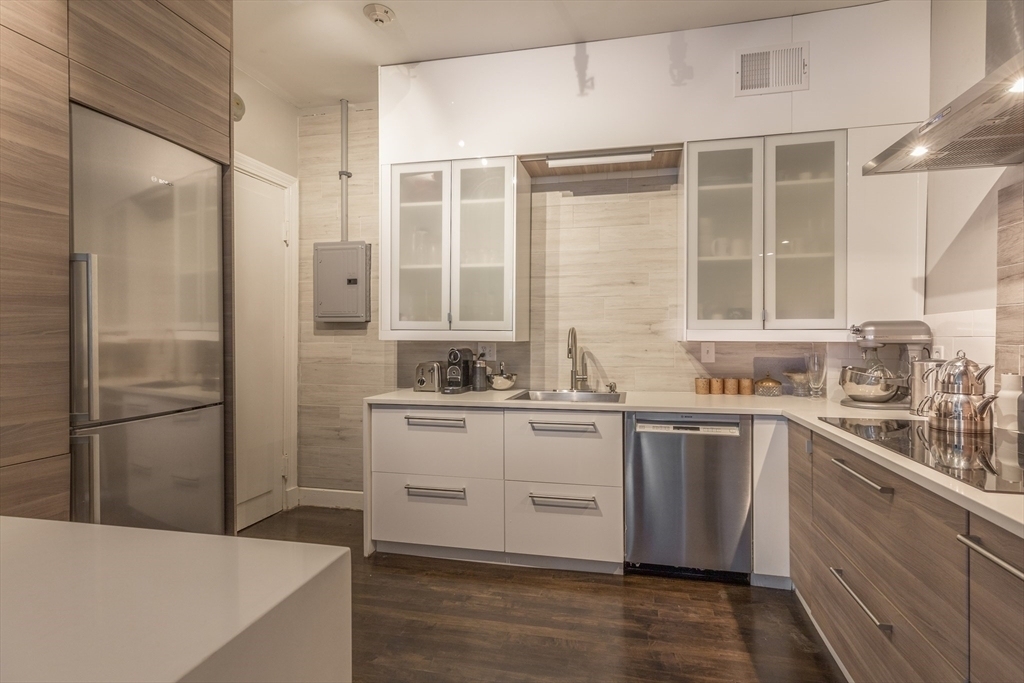 286 Beacon St - Photo 4