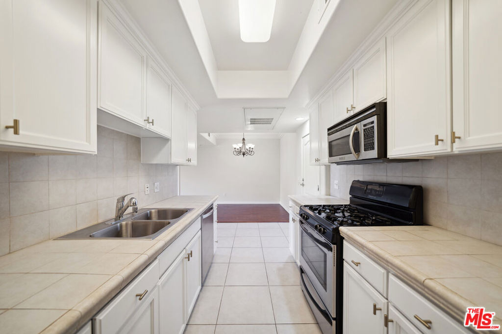 3328 S. Oakhurst Ave. - Photo 3