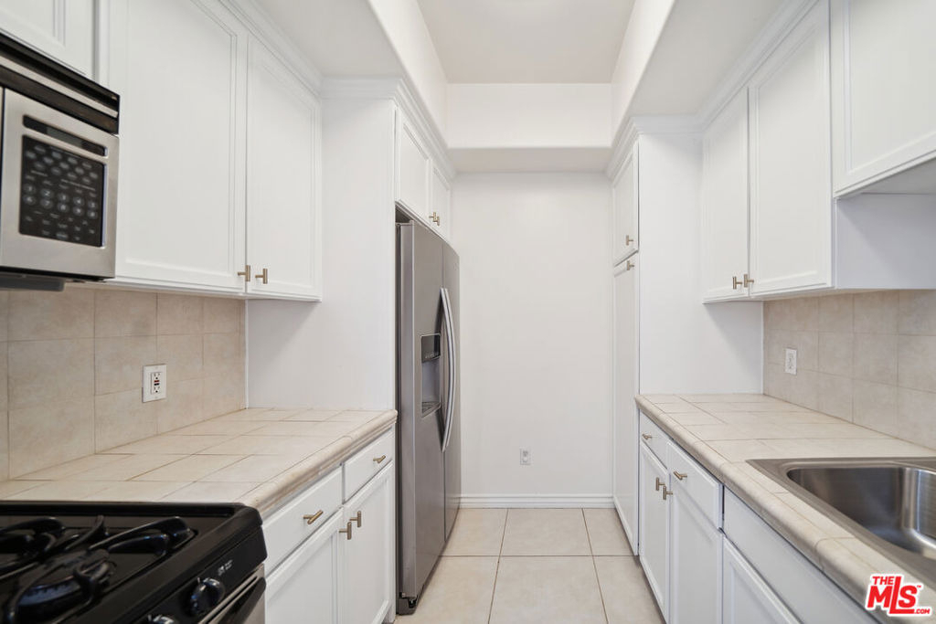 3328 S. Oakhurst Ave. - Photo 2