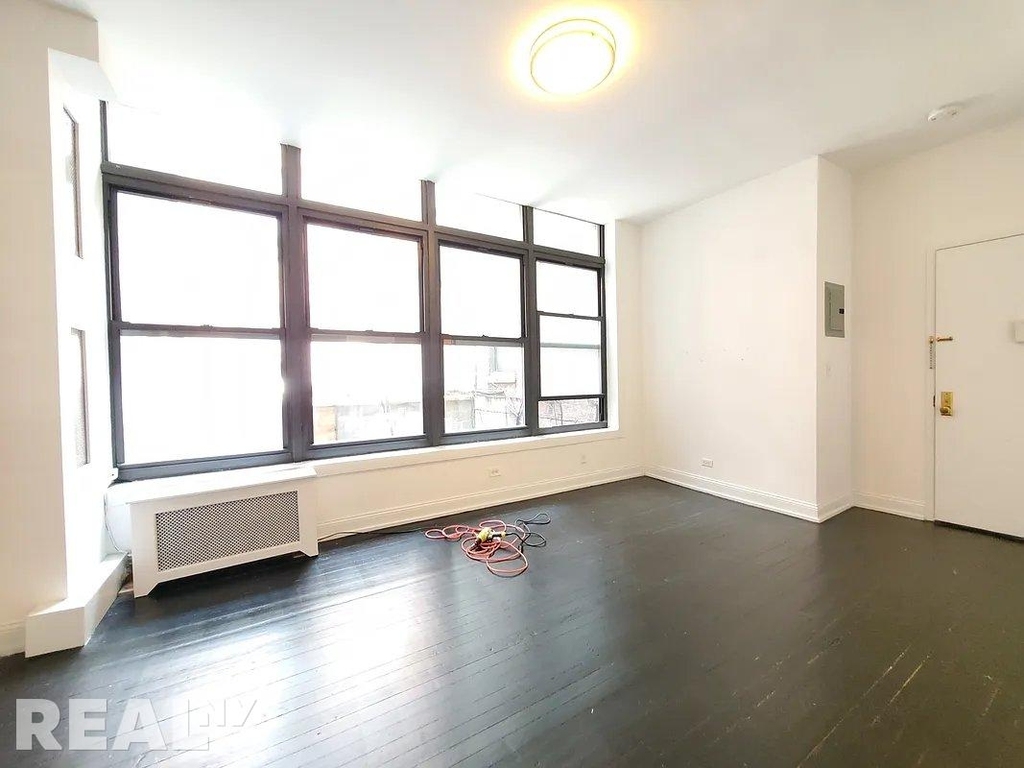 W 9th St - Photo 1