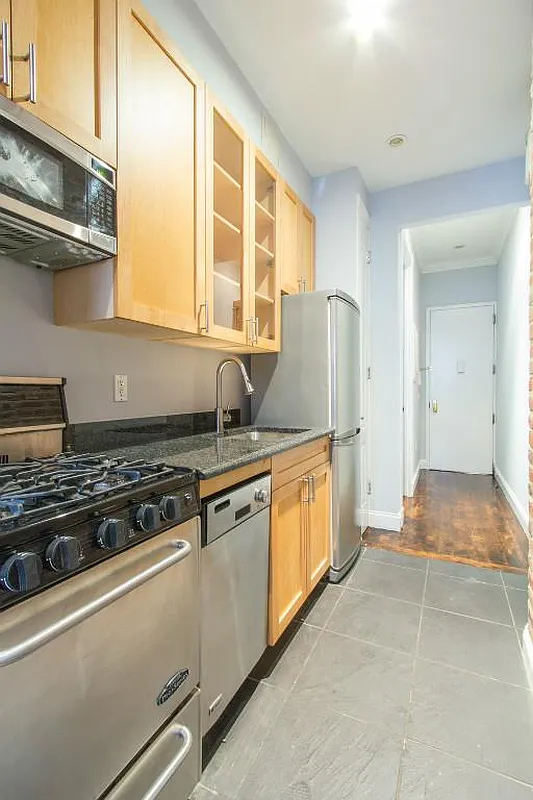 346 East 18th Street - Photo 2