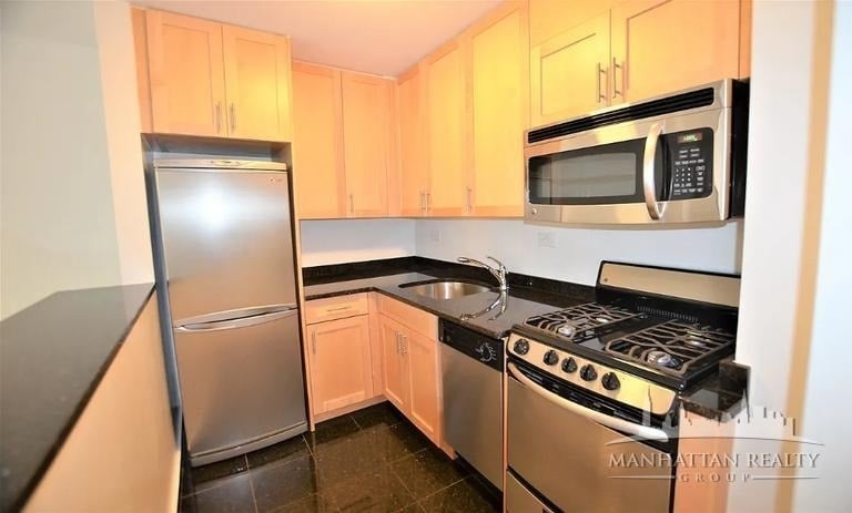 333 East 49th Street - Photo 2