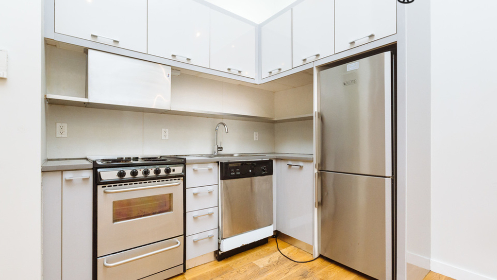 100 Dupont Street - Photo 16