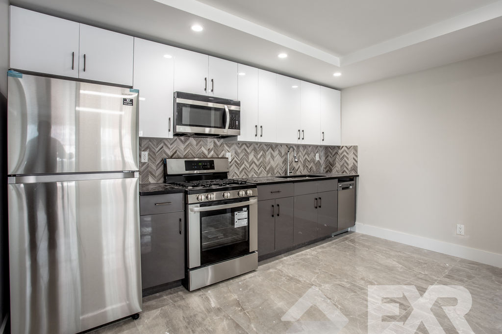 800 Empire Boulevard - Photo 1
