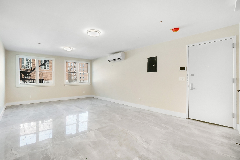 800 Empire Boulevard - Photo 2