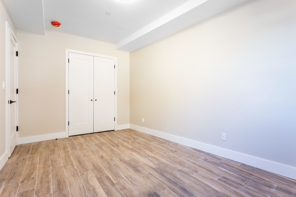 800 Empire Boulevard - Photo 4