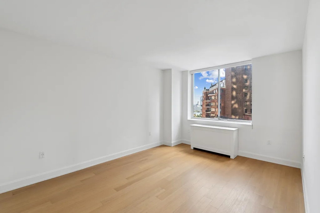 East 51th St - Photo 4