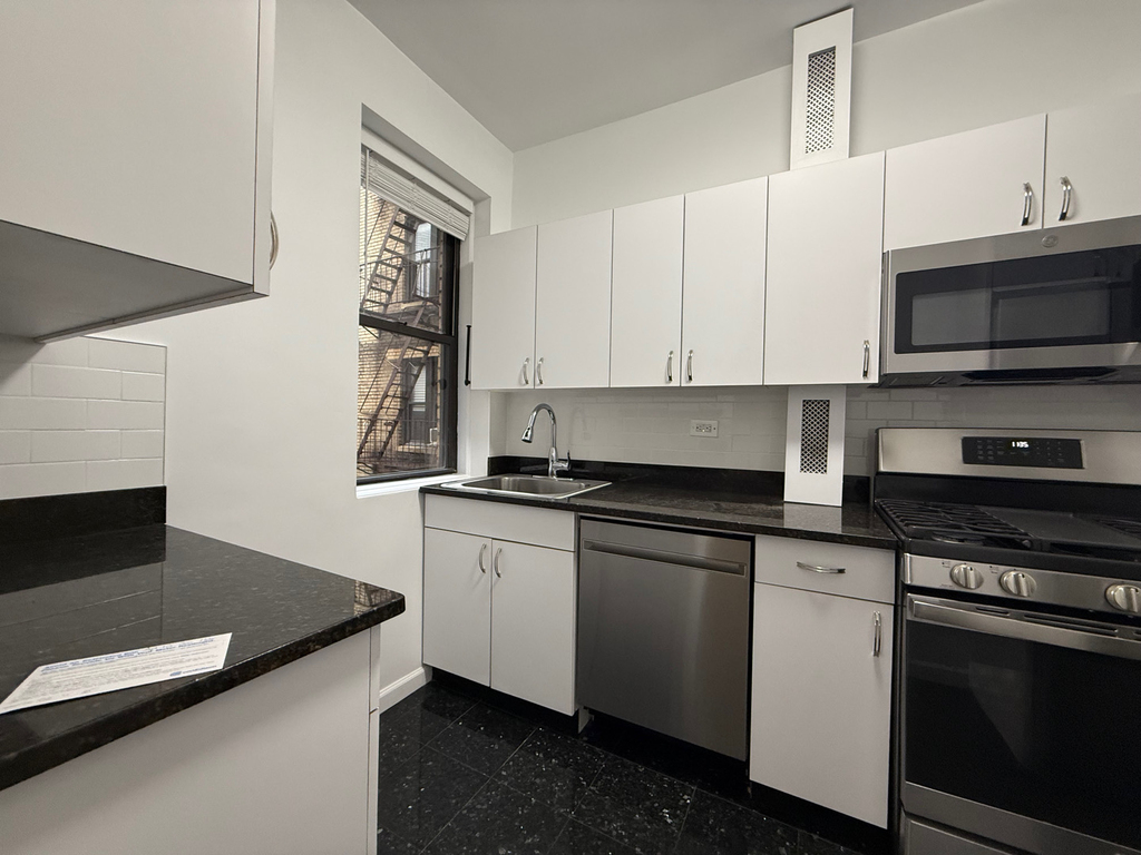 71 West 12th Street - Photo 2