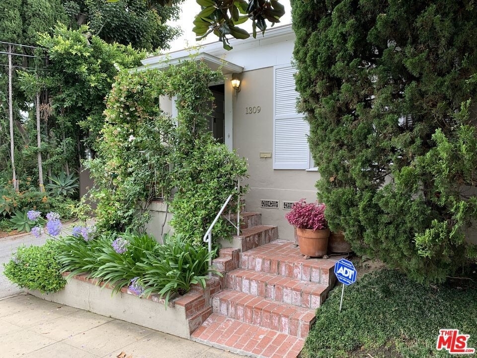 1309 Warnall Avenue - Photo 2