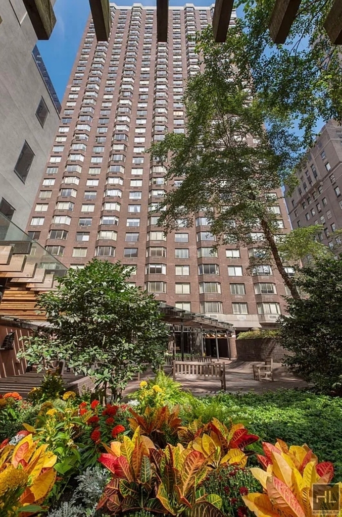 East 52nd Street - Photo 6