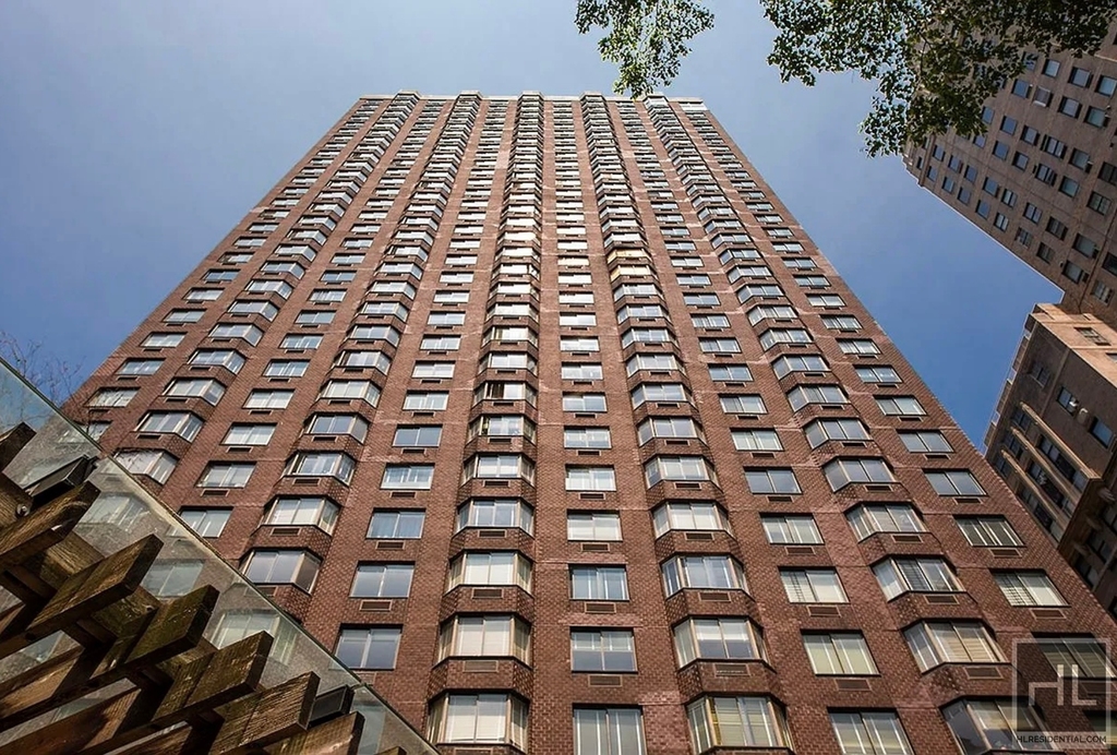 East 52nd Street - Photo 8