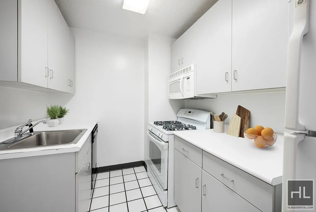 East 52nd Street - Photo 1