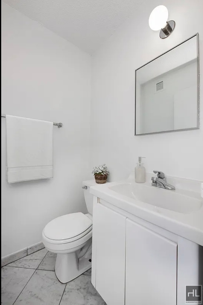 East 52nd Street - Photo 5